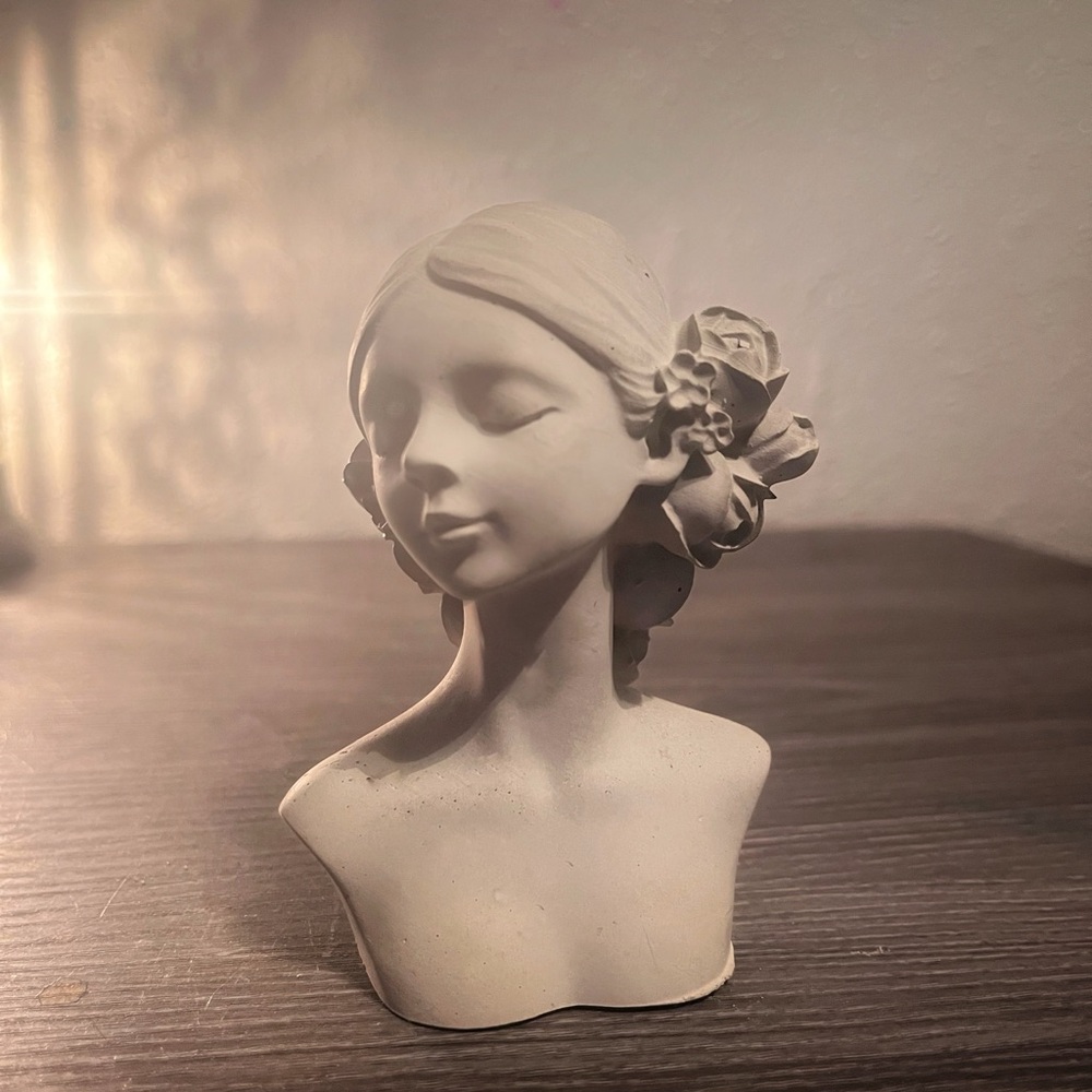 Girl with roses grey statue